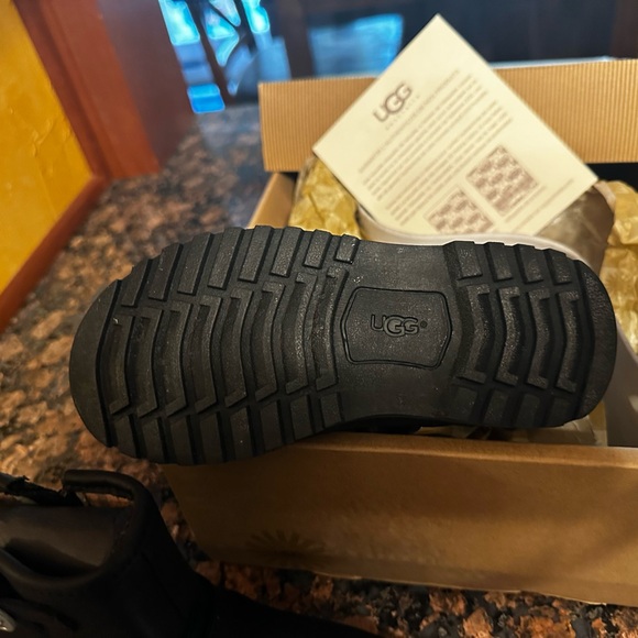 Ugg T Hartwell Black Leather Boots for a Child. Size 10 - Picture 3 of 5